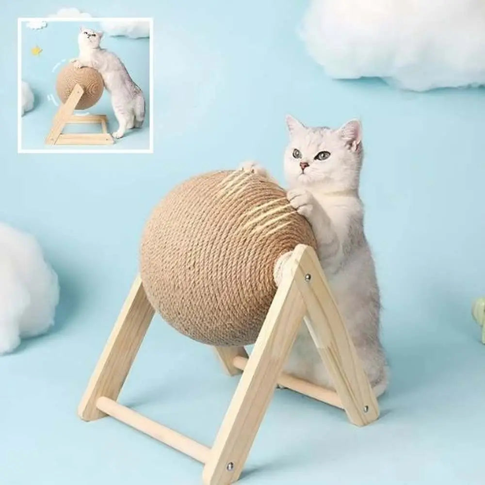 Griffoir pour chat avec boule en sisal beige sur trépied en bois, chat gris clair.