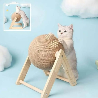 Griffoir pour chat avec boule en sisal beige sur trépied en bois, chat gris clair.