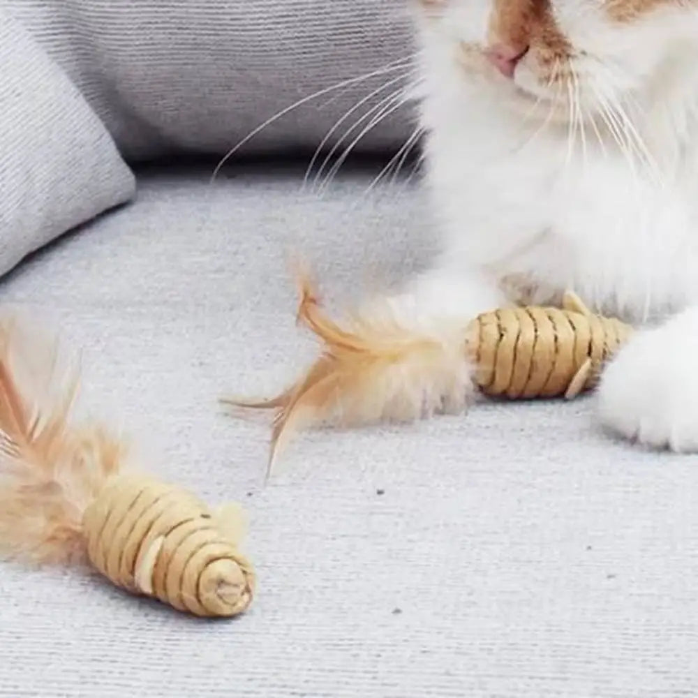 Souris en corde rayée pour chat, posée sur un canapé avec un chat