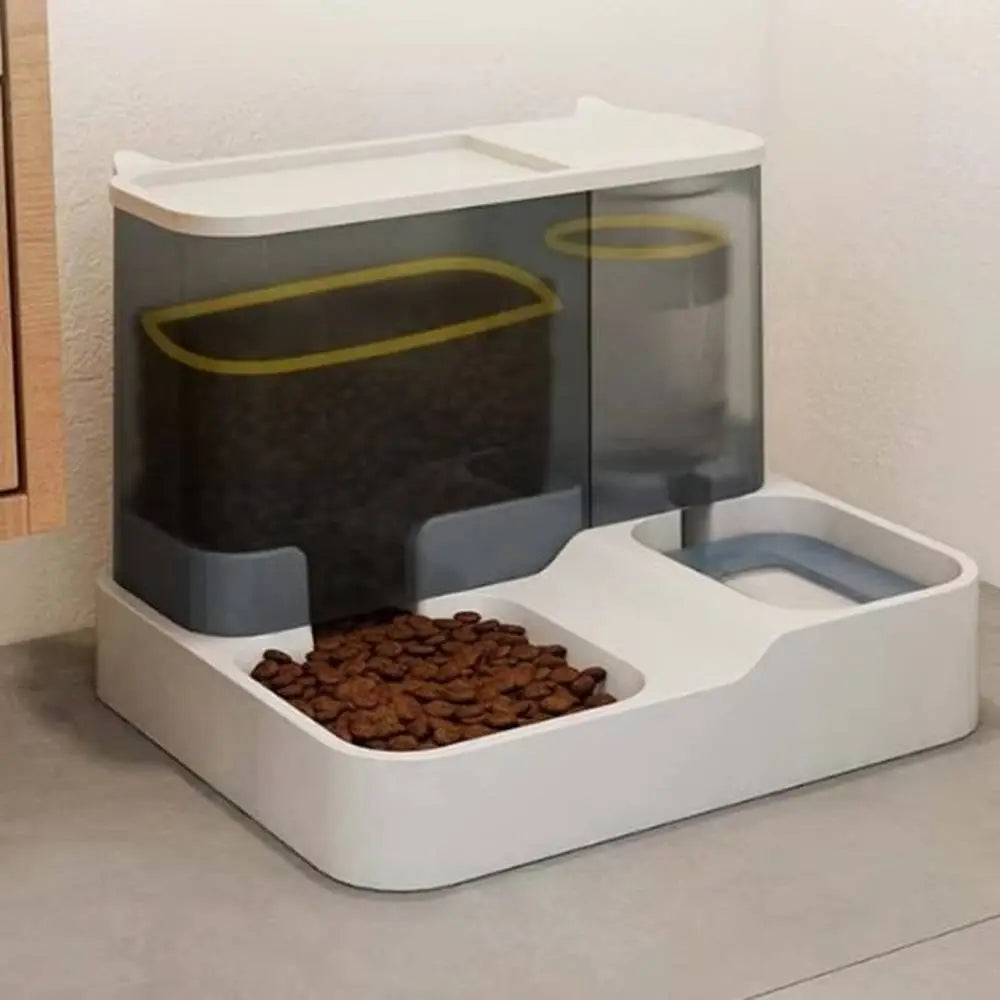 Distributeur de croquettes pour chat blanc, compartiment transparent et trappe de sortie.
