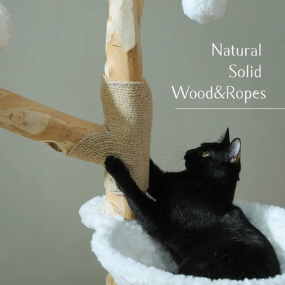 Arbre à chat : poteaux en bois gainés de corde de sisal et plateforme moelleuse blanche