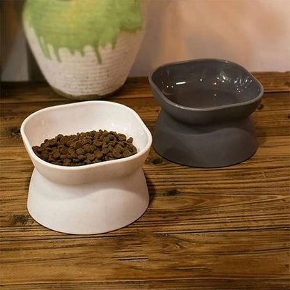 Paire de gamelles pour chat : bol blanc avec croquettes et bol gris foncé pour eau