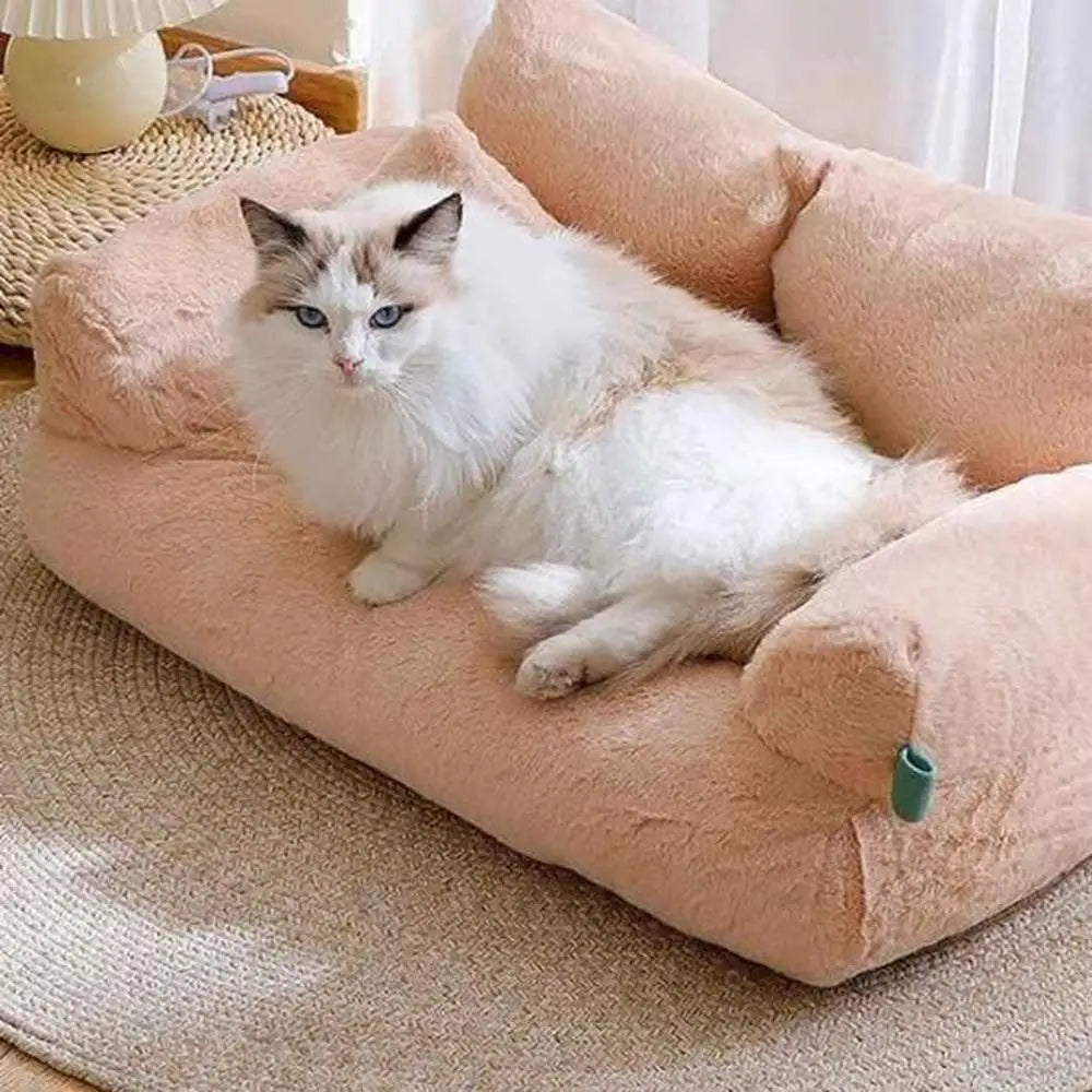 Panier pour chat en peluche beige, coussin central et deux rebords, chat blanc.
