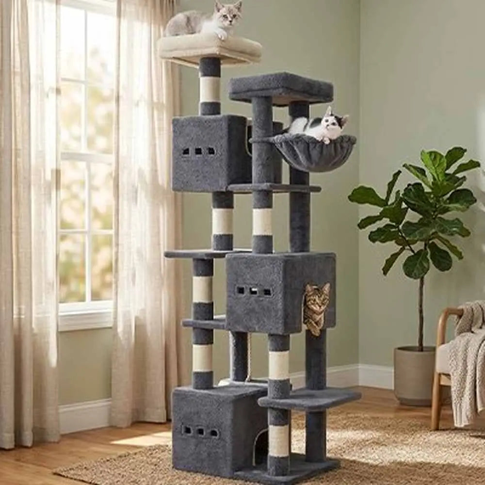 Arbre à chat gris foncé, plateforme haute rembourrée, hamac suspendu et poteaux beiges.