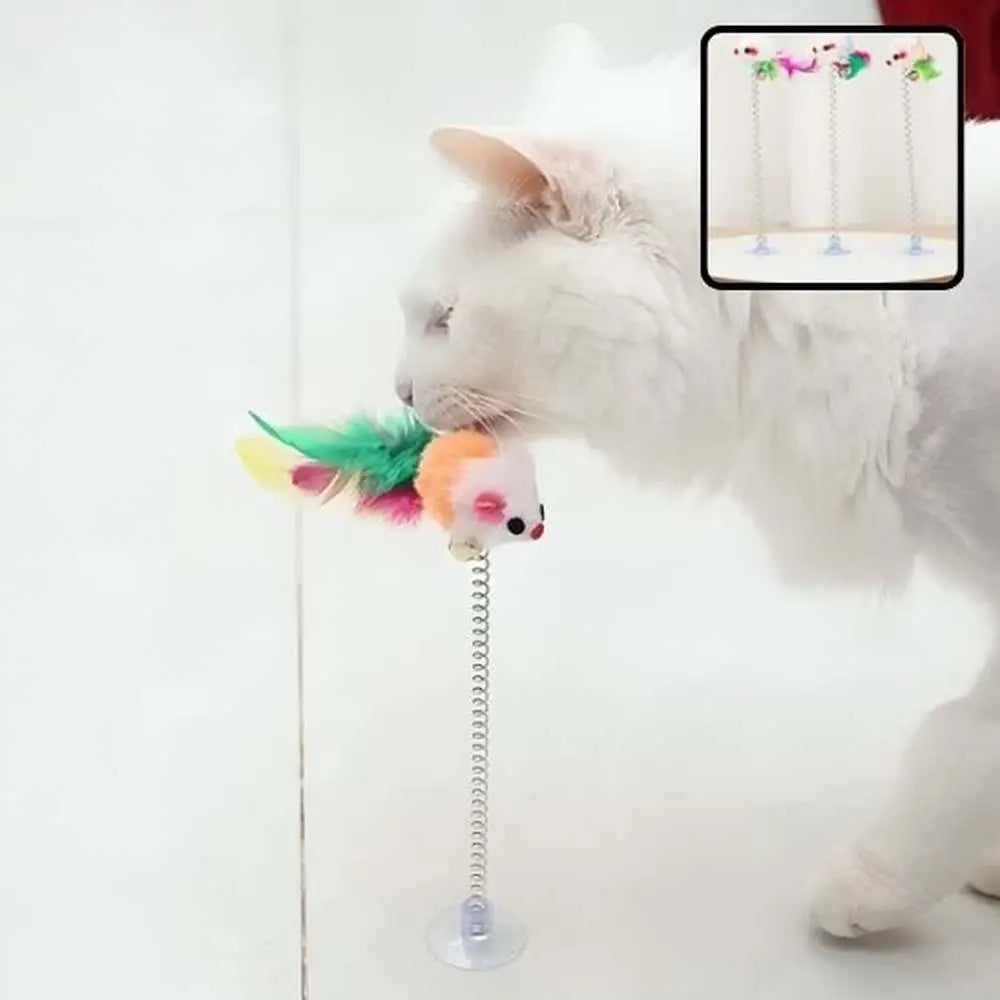 Jouet pour chat avec tige en métal, ventouse et plumes multicolores sur une souris en peluche.