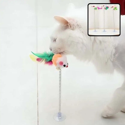 Jouet pour chat avec tige en métal, ventouse et plumes multicolores sur une souris en peluche.
