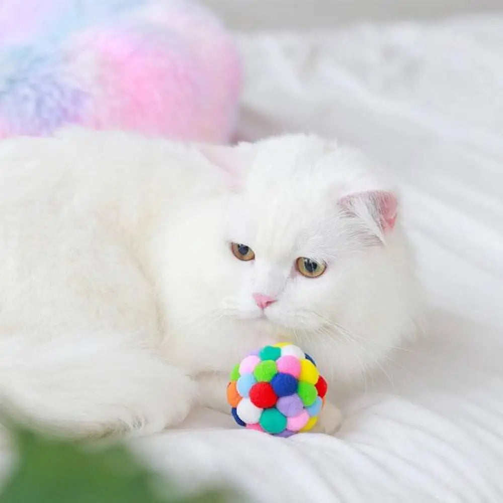 Jouet pour chat interactif FelinPlay : balle multicolore en peluche, prise par le chat