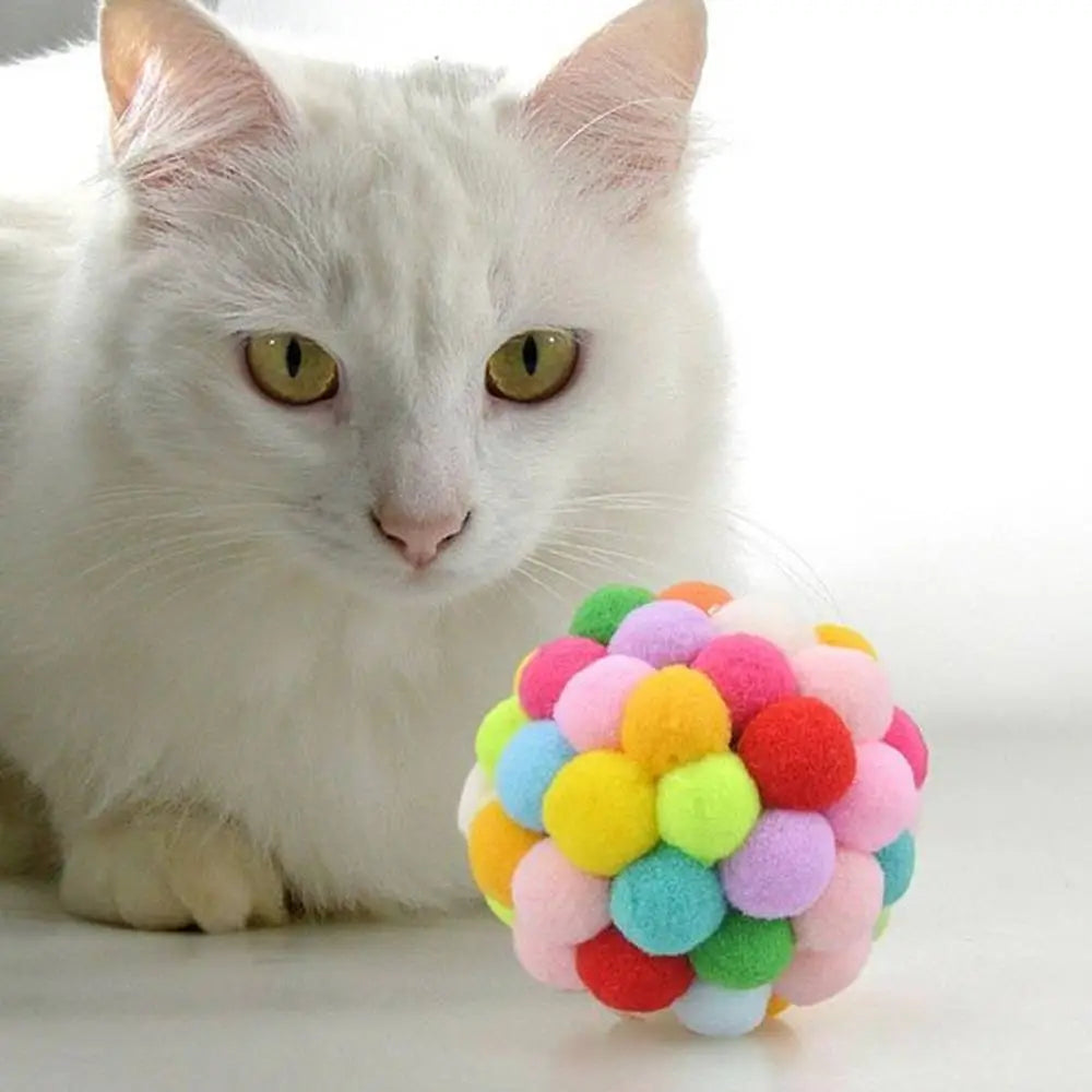 Jouet pour chat interactif FelinPlay : balle multicolore en peluche, gros plan avec le chat