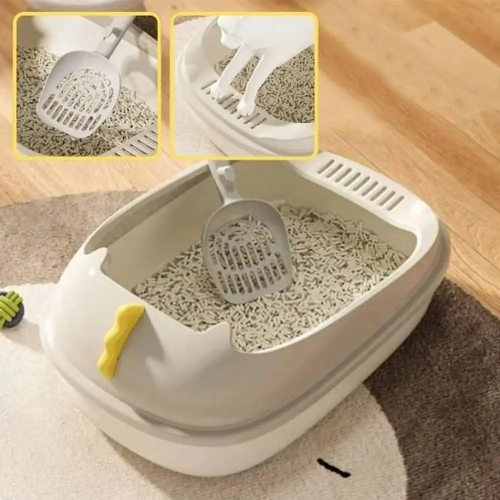 Bac à litière pour chat beige/blanc avec pelle à trous, intérieur avec tapis de litière.