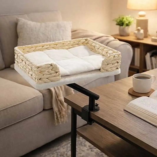 Panier pour chat tressé beige avec coussin clair, rebords rembourrés