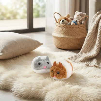 Jouets en peluche pour chaton, souris grise et brune posées sur un tapis blanc