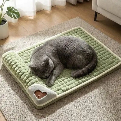 Lit pour chat vert à matelassage, bord beige clair et applique cœur grise