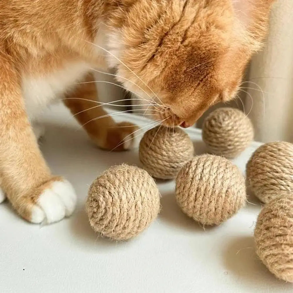 Lot de balles pour chat en corde tressée beige, plusieurs boules au sol