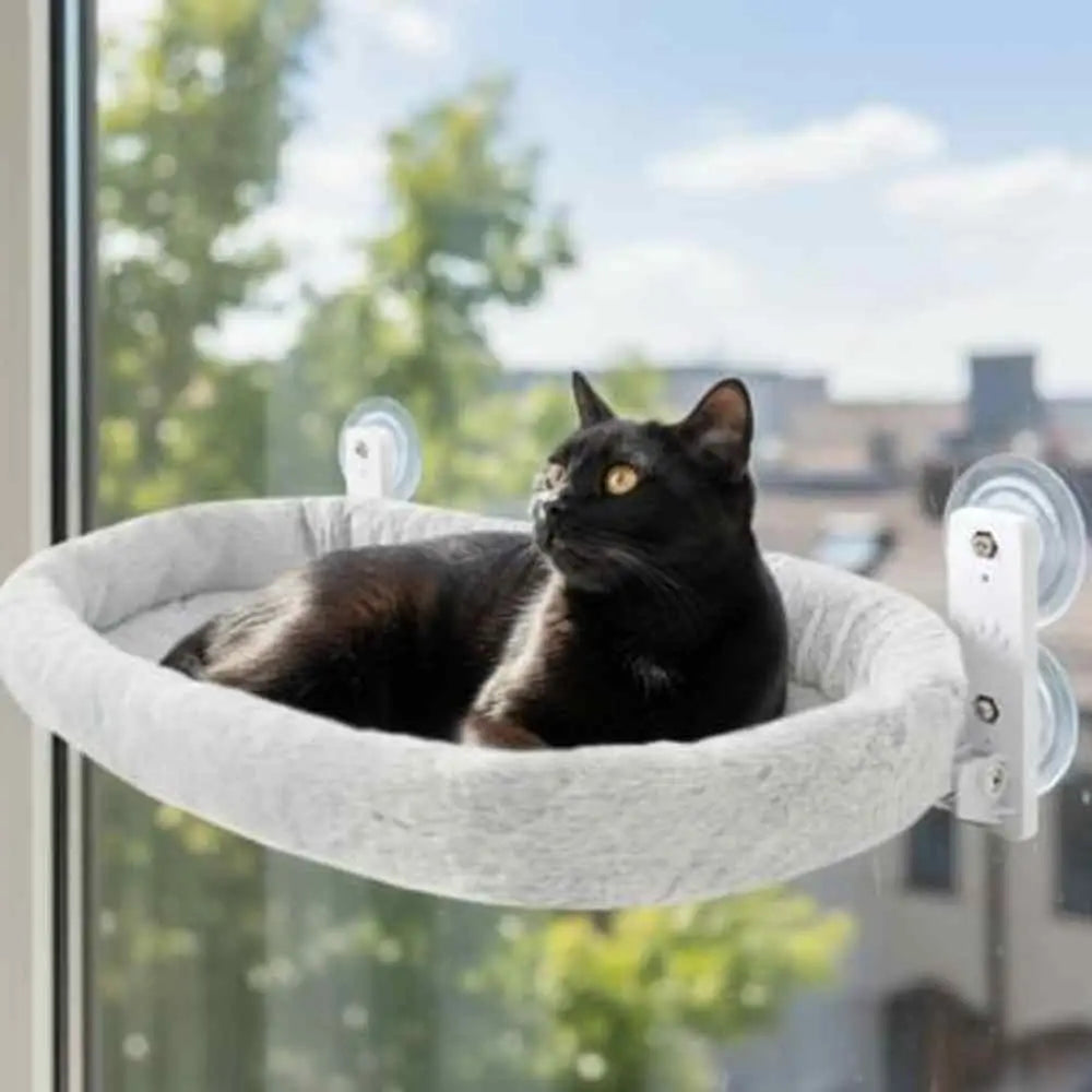 Hamac pour chat en tissu gris clair, coussin arrondi et fixations à ventouses