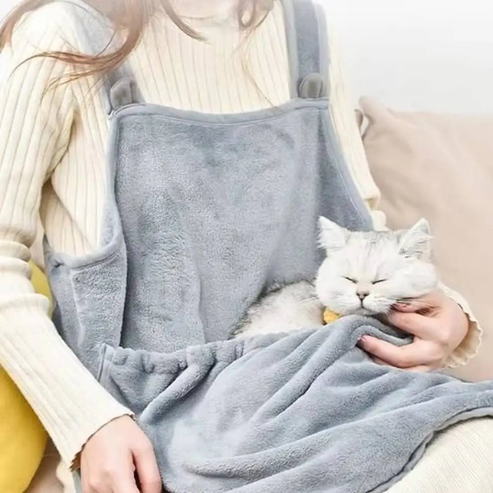 Couchage pour chat gris en tissu doux, rabat enveloppant et coins arrondis