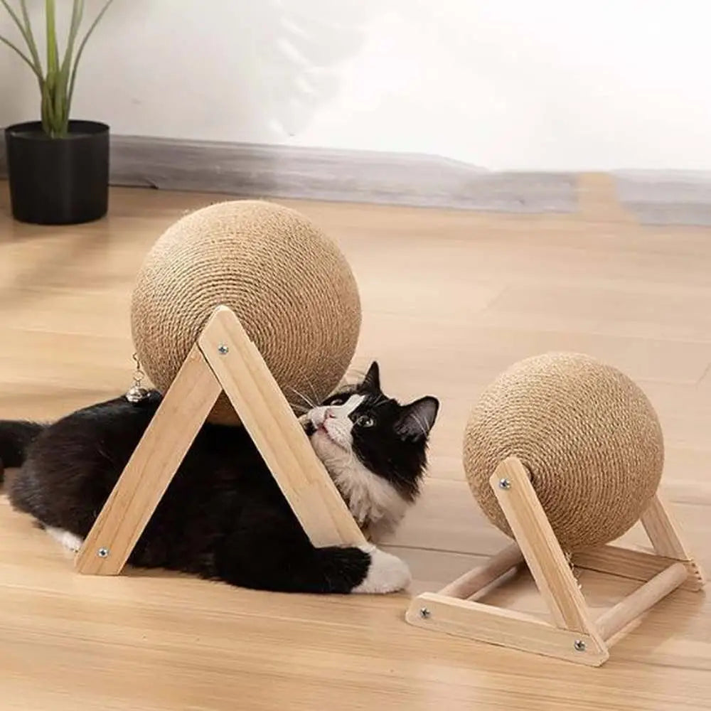 Griffoir pour chat avec boule en sisal beige, structure en bois en A, chats noir et blanc.