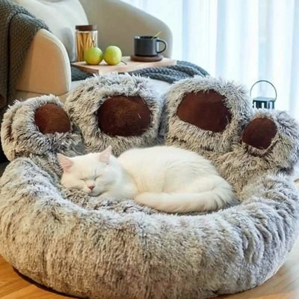 Panier pour chat rond moelleux gris, ouvertures en forme de pattes; chat blanc endormi