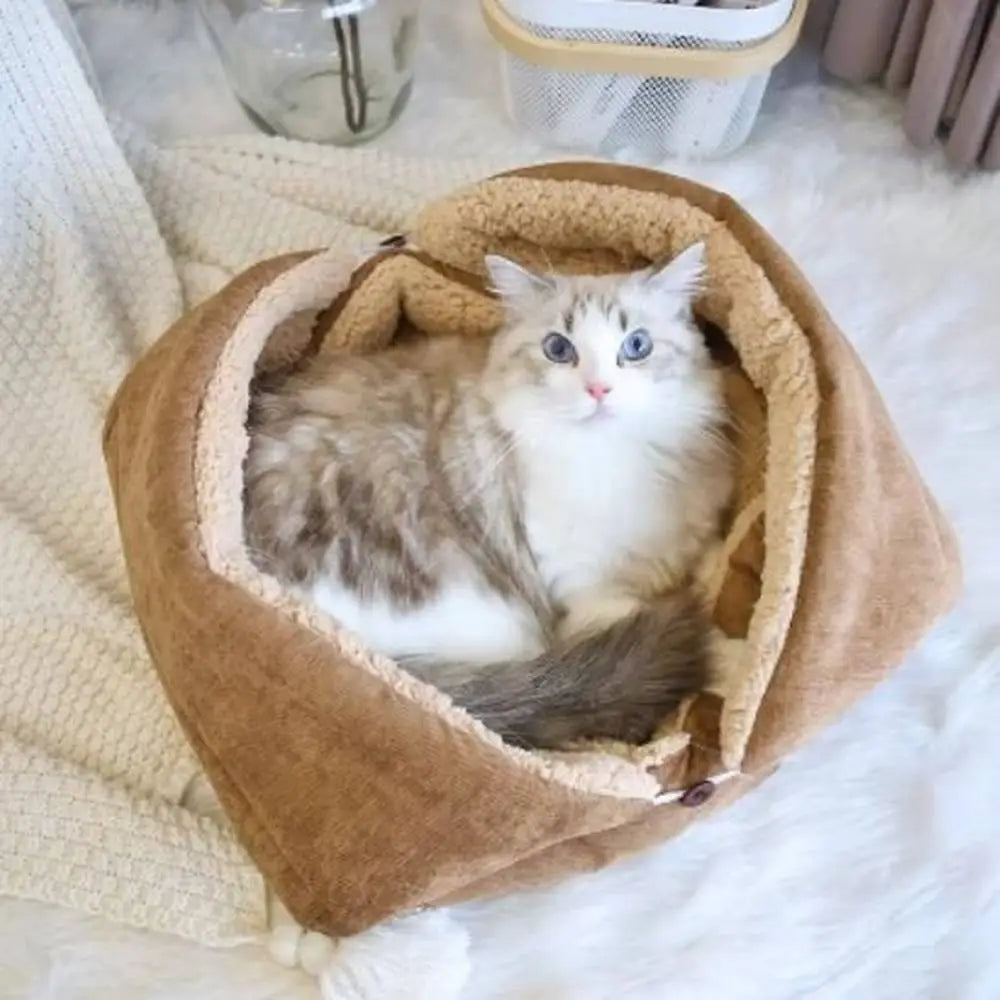 Panier pour chat CozyNest en tissu marron, ouvert, bordure et fond beige
