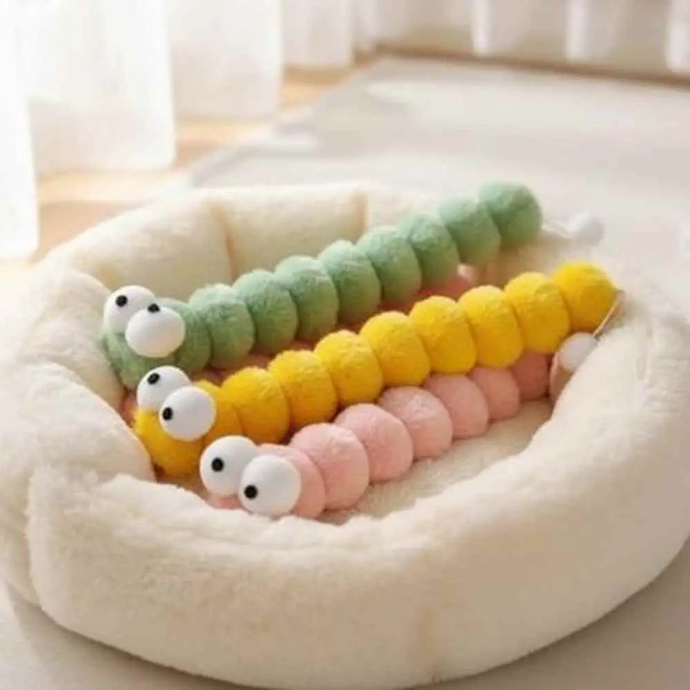 Lot de jouets pour chat chenilles en peluche verte, jaune et rose, têtes blanches.