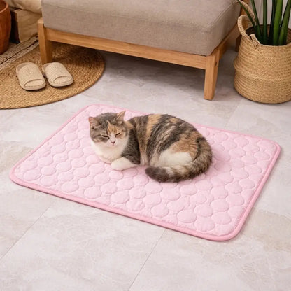 Tapis rafraîchissant pour chat rose clair, grand format rectangulaire, chat allongé dessus.