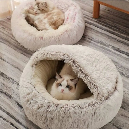 Panier pour chat Cocooning rond en peluche claire, bords duveteux, chat couché dedans.
