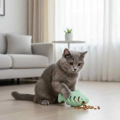 Jouet poisson distributeur de friandises pour chat, poisson vert sur sol.