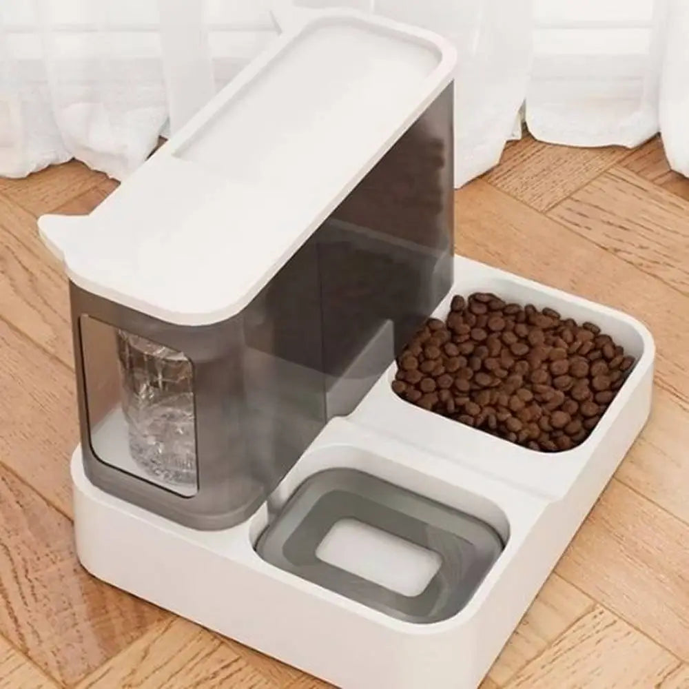 Distributeur de croquettes pour chat blanc, couvercle ouvert, croquettes dans le bac.