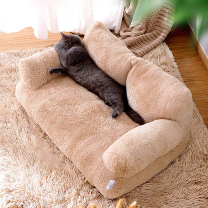 Panier pour chat en peluche beige, bordure en U et coussin épais, chat gris.