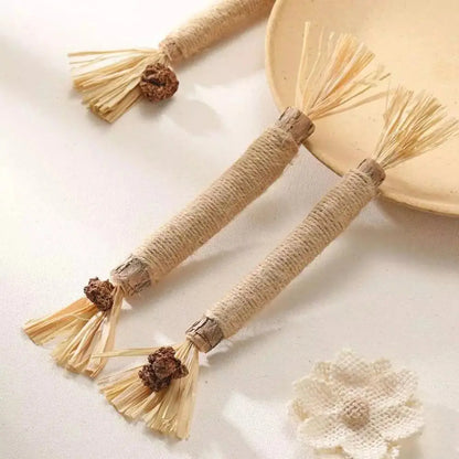 Bâton à mâcher PurrStick™ en corde beige avec fibres et pompons.