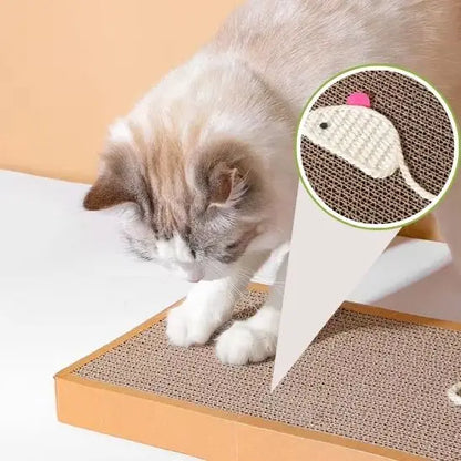 Griffoir pour chat rectangulaire à surface rugueuse brune, chat qui gratte et souris blanche