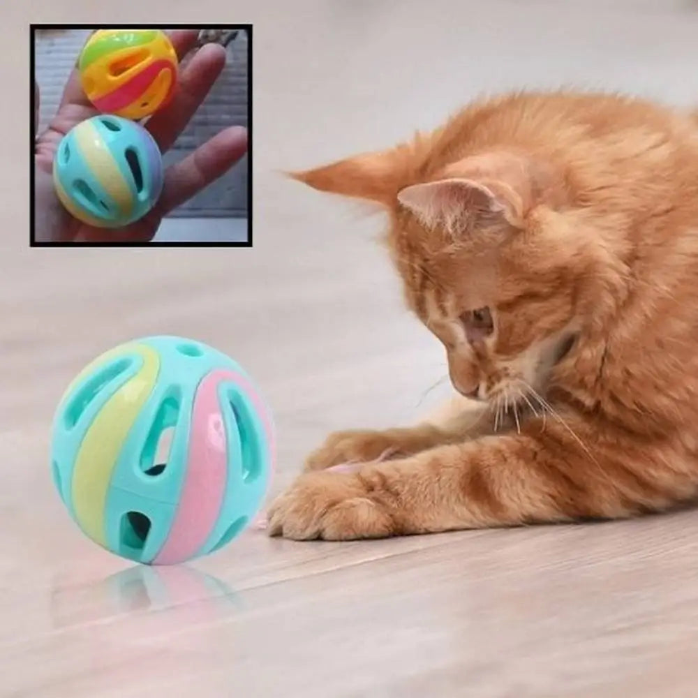 Balle interactive pour chat, sphère bleue et jaune avec ouvertures colorées.