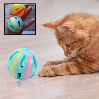 Balle interactive pour chat, sphère bleue et jaune avec ouvertures colorées.