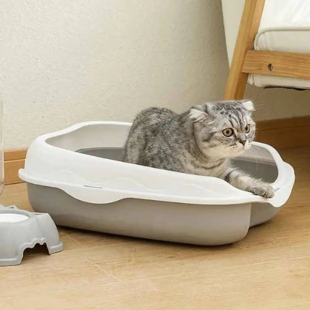 Bac à litière semi-fermé blanc avec chat tigré gris à l’intérieur