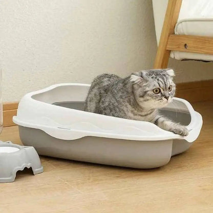Bac à litière semi-fermé blanc avec chat tigré gris à l’intérieur