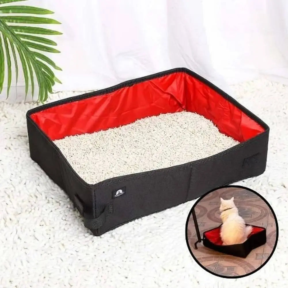 Bac à litière pour chat noir avec intérieur rouge et litière claire, vue de dessus.