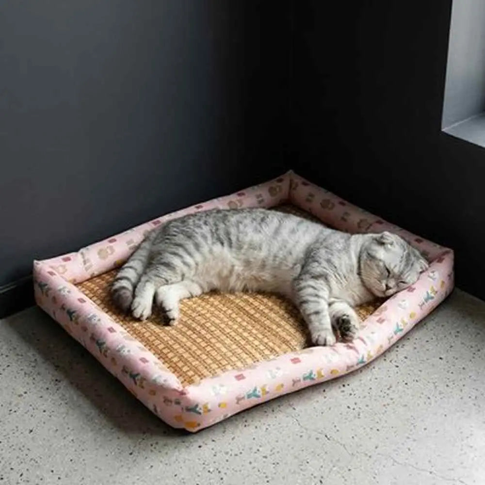 Tapis rafraîchissant pour chat rectangulaire, bord rose à motifs et surface tissée au centre.