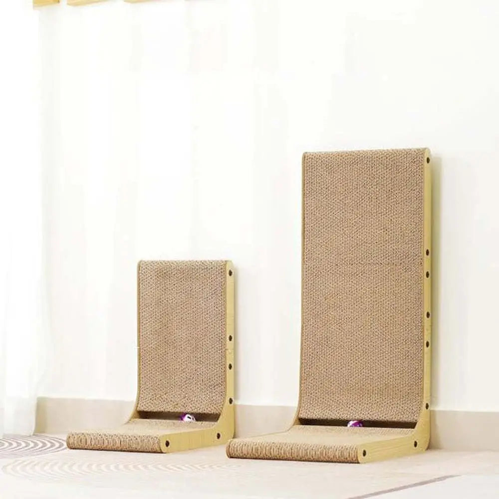 Griffoirs verticaux pour chat, deux structures claires avec surfaces en tissu beige.