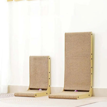 Griffoirs verticaux pour chat, deux structures claires avec surfaces en tissu beige.