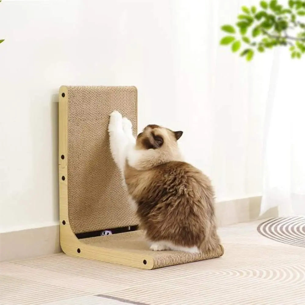 Griffoir vertical pour chat avec planche de grattage en tissu beige et cadre clair.