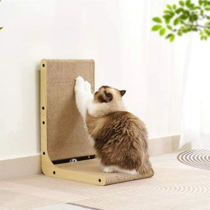 Griffoir vertical pour chat avec planche de grattage en tissu beige et cadre clair.