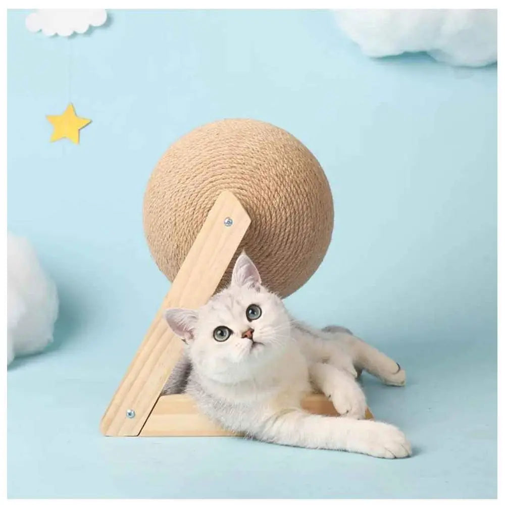 Griffoir pour chaton avec boule en sisal beige sur support en bois, chat blanc tigré gris.