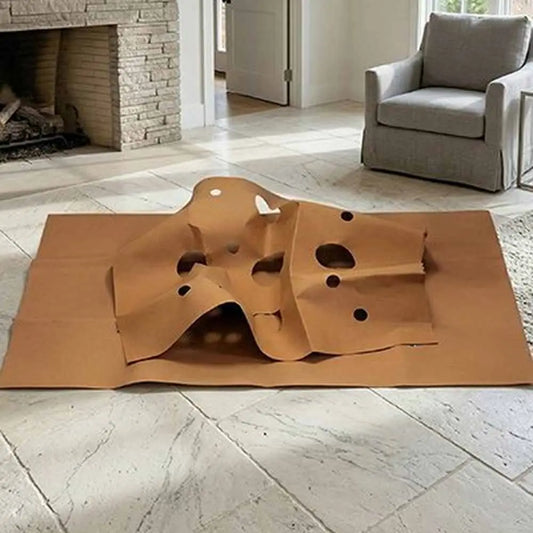 Tapis pour chat en carton brun avec ouvertures circulaires, formant un tunnel.