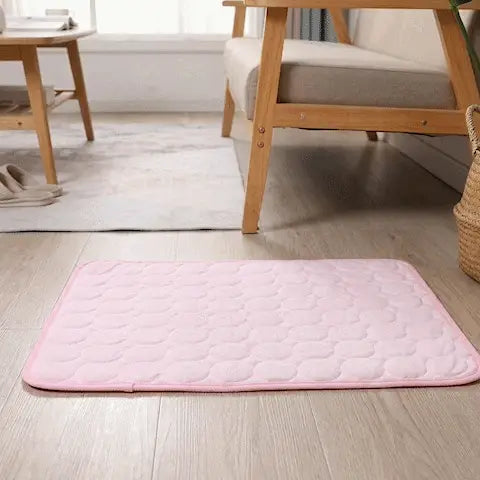 Tapis rafraîchissant rose à relief pour chat, posé sur le sol