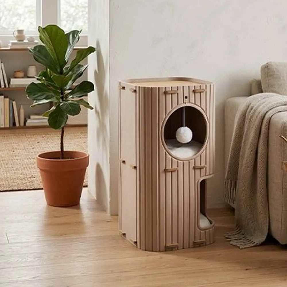 Niche pour chat beige clair avec entrée ronde et boule suspendue