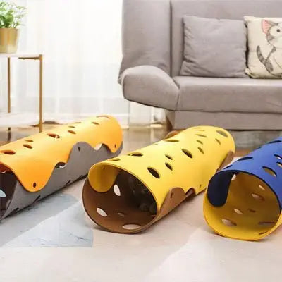 Tunnel pliable pour chat jaune et bleu, plusieurs tunnels sur le sol.