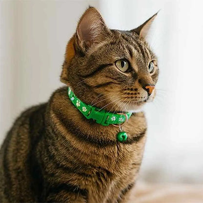 Collier pour chat vert avec motif pattes blanches, fermoir réglable et clochette verte