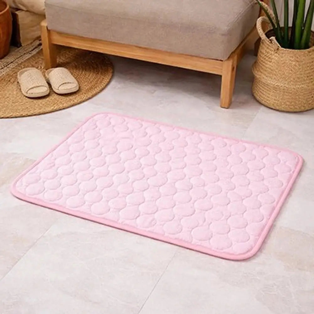Tapis rafraîchissant pour chat rose clair, posé au sol, vue d’ensemble rectangulaire.