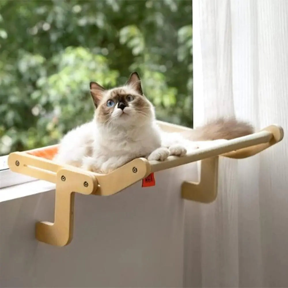Plateforme de lit suspendu pour chat en bois clair, coussin beige et rebord