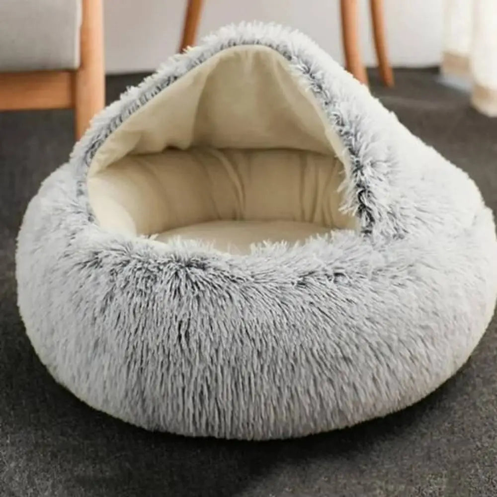 Panier pour chat Cocooning en peluche gris, base ronde, intérieur beige matelassé ouvert.