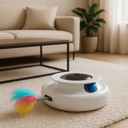 Jouet interactif pour chat : socle blanc rond avec ouverture, balle bleue et plume arc-en-ciel.